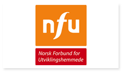 Logoen til NFU - Norsk Forbund for Utviklingshemmede. Øverst i logoen er det en oransje firkant med de hvite bokstavene NFU inne i firkanten. Nedenfor firkanten er det en rød rektangulær boks med den hvite teksten: Norsk Forbund for Utviklingshemmede.